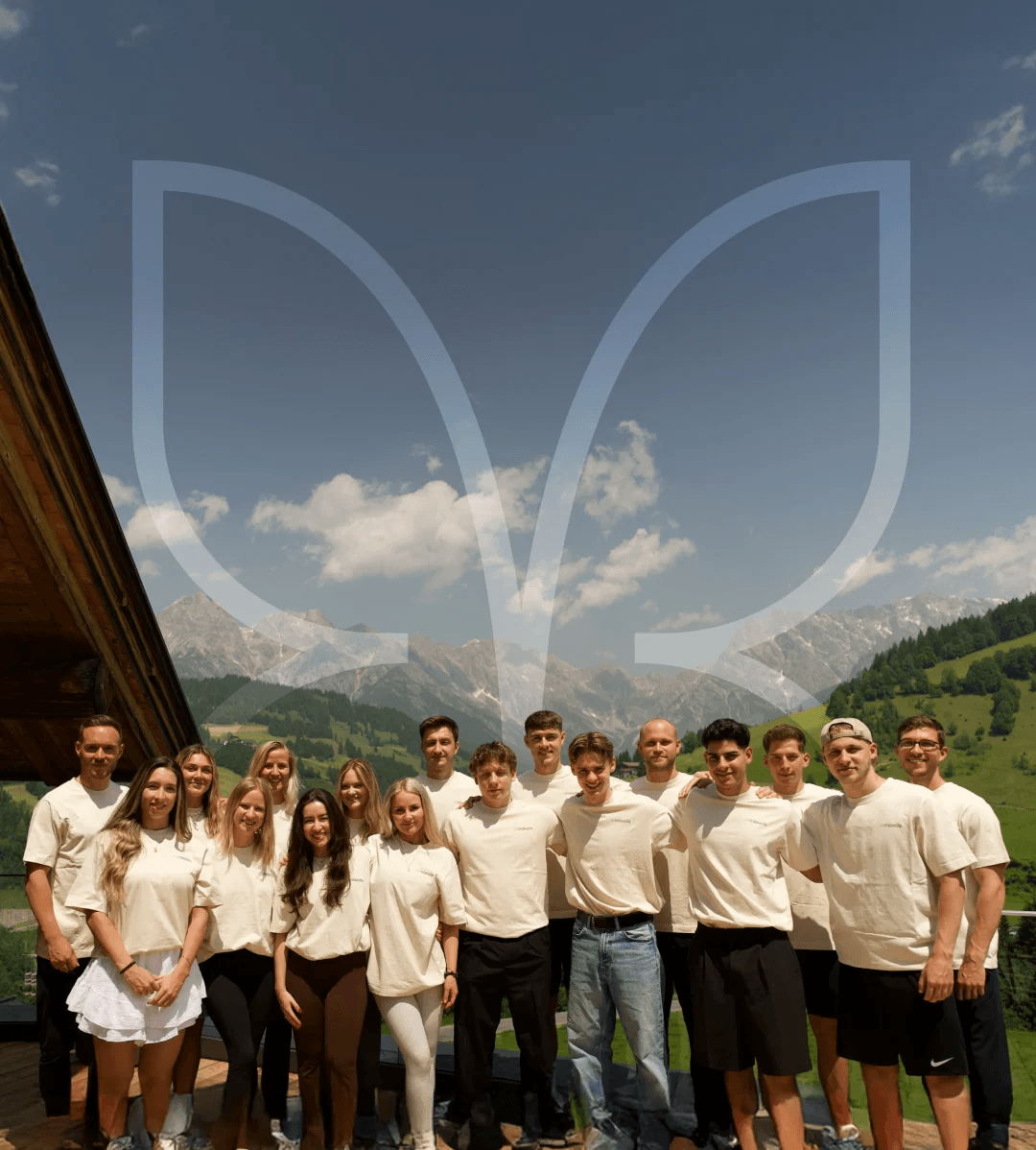 Das Team von miavola auf einer Terrasse vor einem Bergpanorama